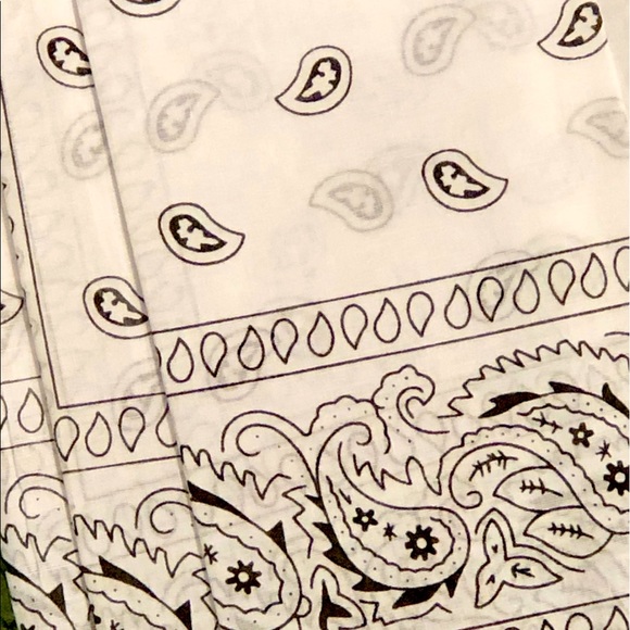 3 NWT UNISEX BANDANAS, white color. 3 Pack.100% cotton. 21.25”x 21.25” - Picture 2 of 3